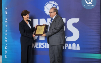 Entrega de la constancia de acreditación al programa de Médico Cirujano de la Escuela de Ciencias Médicas de la Universidad España de Durango.