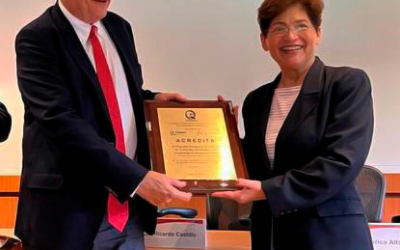 Entrega de constancia al Programa Educativo en Medicina de la Facultad de Medicina de la Universidad Francisco Marroquín de Guatemala