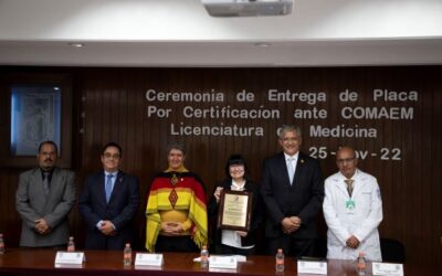 Entrega de placa de acreditación al programa de Médico General de la Facultad de Medicina de la Universidad Autónoma de Querétaro