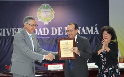 Entrega de constancia de acreditación al Programa de Medicina de la Facultad de Medicina de la Universidad de Panamá