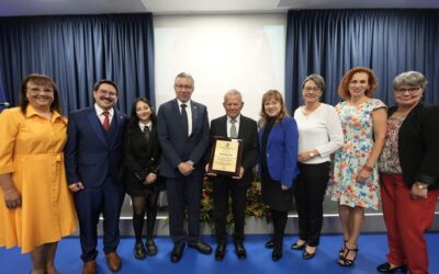 Entrega de placa de acreditación al programa de Medicina y Cirugía de la Facultad de Medicina de la Universidad de Iberoamérica