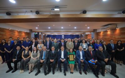 Entrega de constancia de acreditación al Programa de Doctorado en Medicina de la Universidad Evangélica de El Salvador