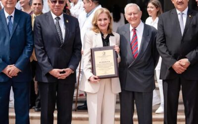 Entrega de placa de acreditación al Programa de Médico Cirujano de la División de Ciencias de la Salud del Instituto de Estudios Superiores de Tamaulipas, de la Red de Universidades Anáhuac