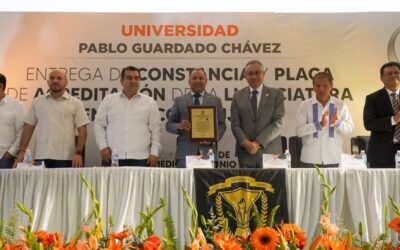 ceremonia de entrega de placa de acreditación al programa de Médico Cirujano de la Universidad Pablo Guardado Chávez (UPGCH) de Chiapas, un acto que reafirma el compromiso institucional con la excelencia en la formación médica y la mejora continua en los estándares de calidad educativa.