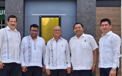Entrega de Placa de Acreditación al Programa Educativo de la Licenciatura de Médico Cirujano de la Escuela de Medicina y Cirugía del Instituto de Estudios Superiores del Istmo de Tehuantepec (IESIT).
