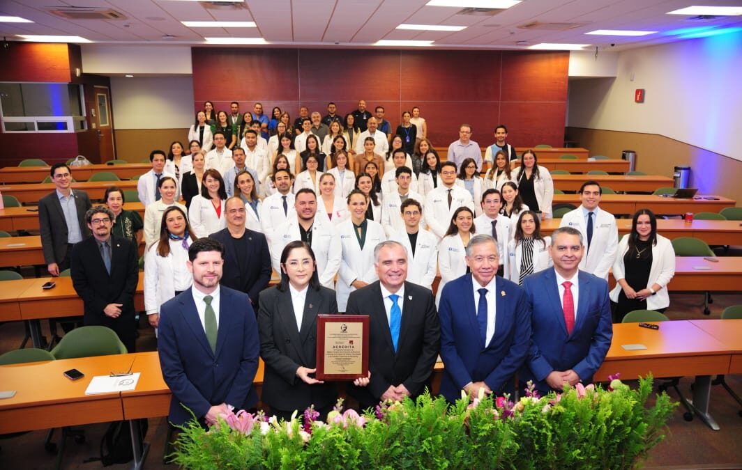 Ceremonia de entrega de constancia de acreditación al Programa de Médico Cirujano del Campus Guadalajara de la Escuela de Medicina y Ciencias de la Salud (EMCS).