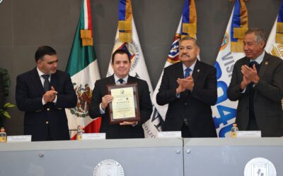 Entrega de placa de acreditación al Programa Educativo de Médico Cirujano y Partero de la Universidad Autónoma de Nuevo León.